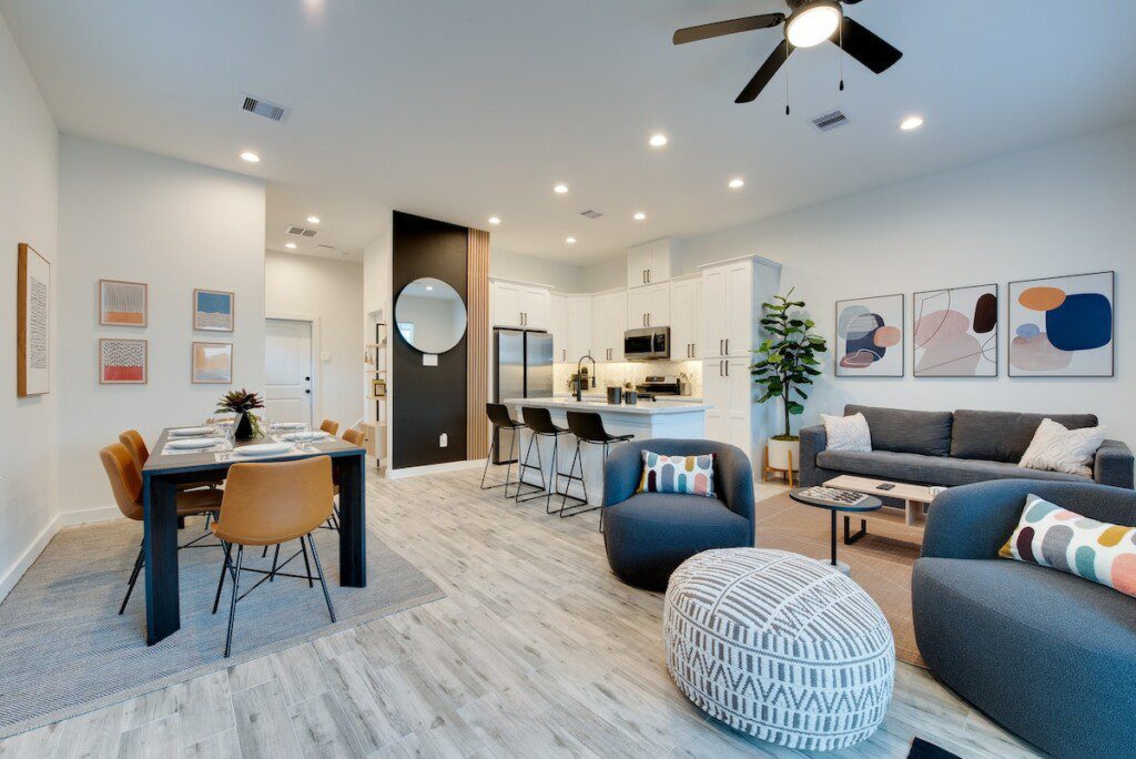 Modern cottage with hot tub and amenities in Houston