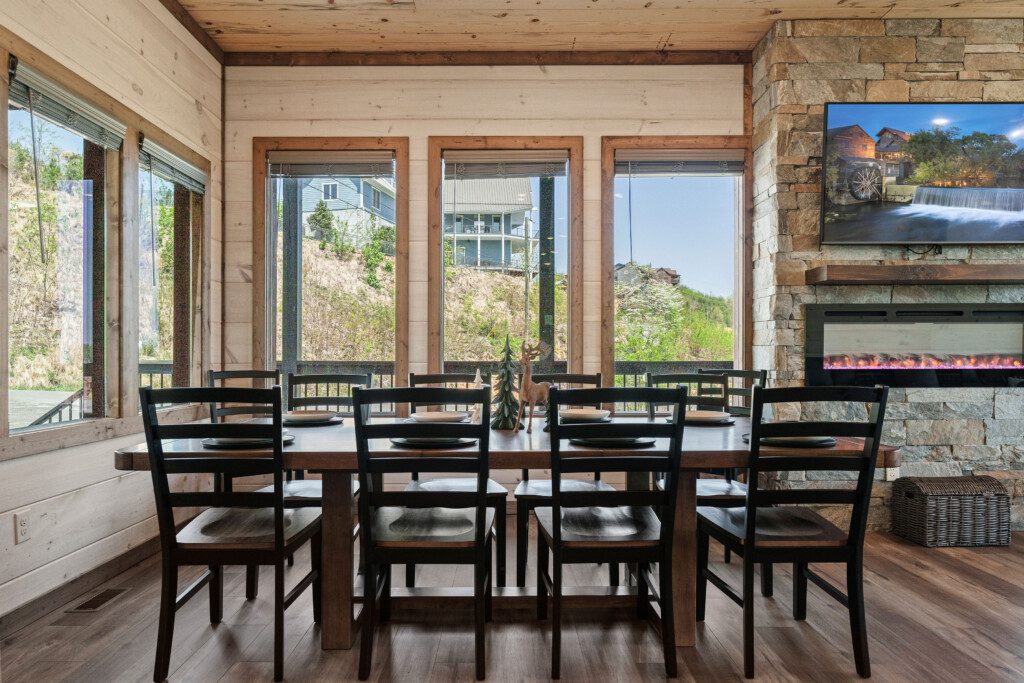 rooftop retreat gatlinburg dining area