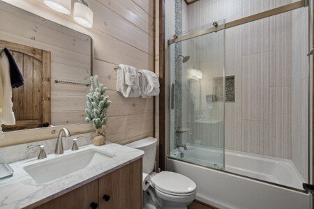 rooftop retreat gatlinburg ensuite bathroom